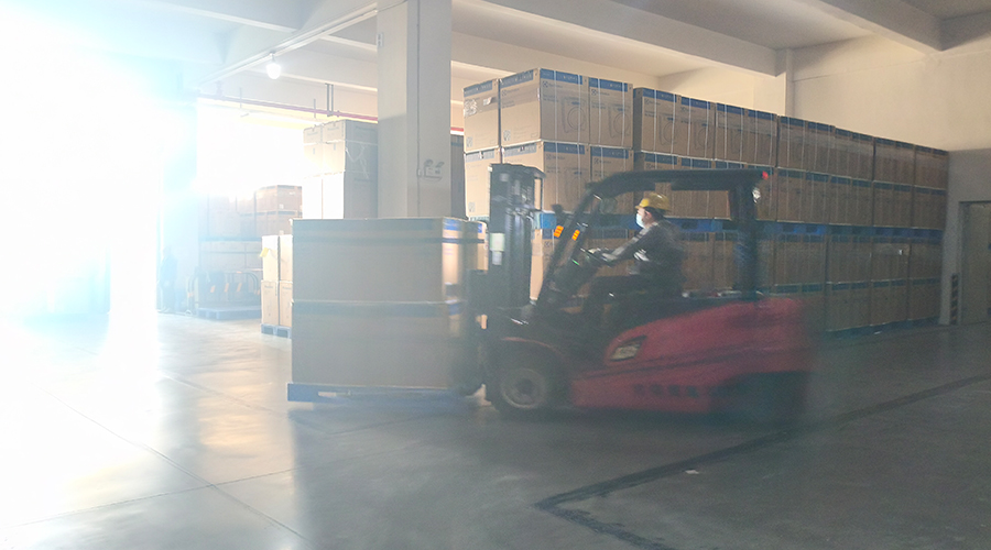 倉庫繁忙，每日多條柜滾筒干衣機(jī)發(fā)往全球