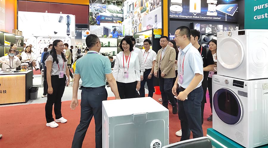 廣交會(huì)迎來(lái)大咖！江門(mén)市市長(zhǎng)親臨金環(huán)電器展位參觀(guān)交流