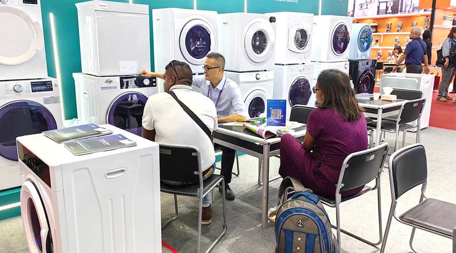 廣交會(huì)參展第一天！金環(huán)電器吸引國內(nèi)外客戶參觀交流